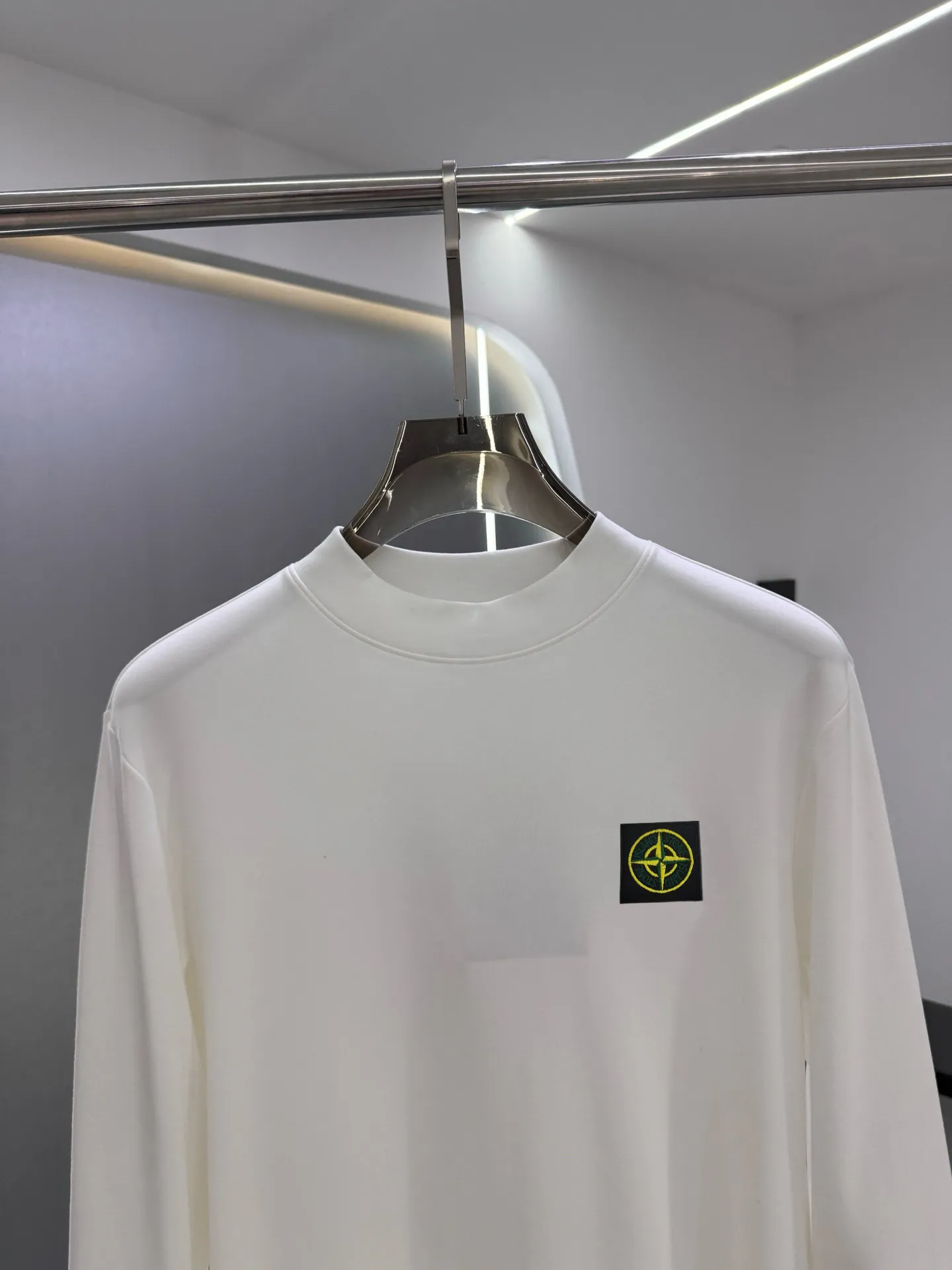 P220 Stone Island 2025 autumn and winter men's latest trade order mid-collar bottoming shirt, in full condition! ! Designed with logo embroidery! Customized 100% pure cotton fabric! Weighing 330g, the upper body is comfortable and breathable, not stiff, and has a rich three-dimensional feel overall. It is a quality export order that meets the simple needs of commuters. The upper body effect is very good, slimming, and not picky about the figure. The fabric workmanship is impeccable. Black White Size: XS-2XL